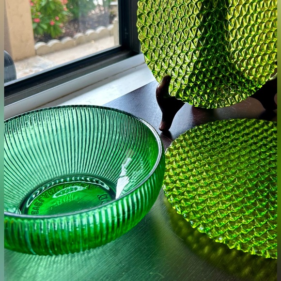 Two Vintage bowls/dishes Yellow-orange & Emerald Green. - Picture 10 of 10